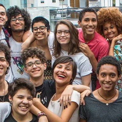 grupo de adolescente sorrindo